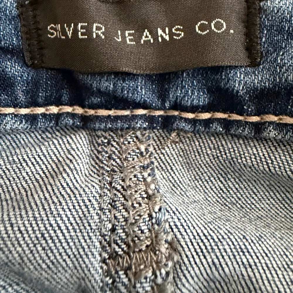 SILVER JEANS CO Elyse Capri Frayed Denim Embroidered Jeans Size 31  34x24 - Picture 7 of 9